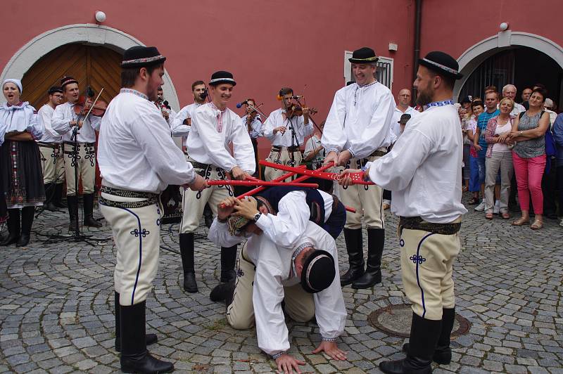 Bohatý kulturní program i pochutiny a tradiční nápoje z jednotlivých vesnic, tím se tradičně prezentoval na 16. ročníku Slováckých slavností vína a otevřených památek mikroregion Východní Slovácko.