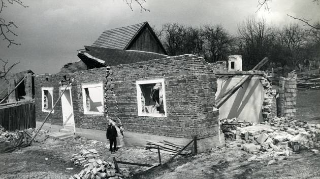 Sesuv půdy před padesáti lety smetl v Maršově třetinu domů. Snímky z dubna 1967.