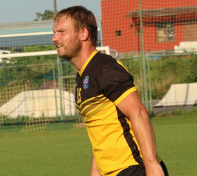 Fotbalisté Ostrožské Lhoty (žlutočerné dresy) ve 2. kole Poháru OFS Uherské Hradiště zvítězili na hřišti sousedního Uherského Ostrohu B 3:1.