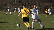 Fotbalisté Vlčnova (bílé dresy) zakončili podzimní část sezony domácí porážkou 0:4 s Topolnou.