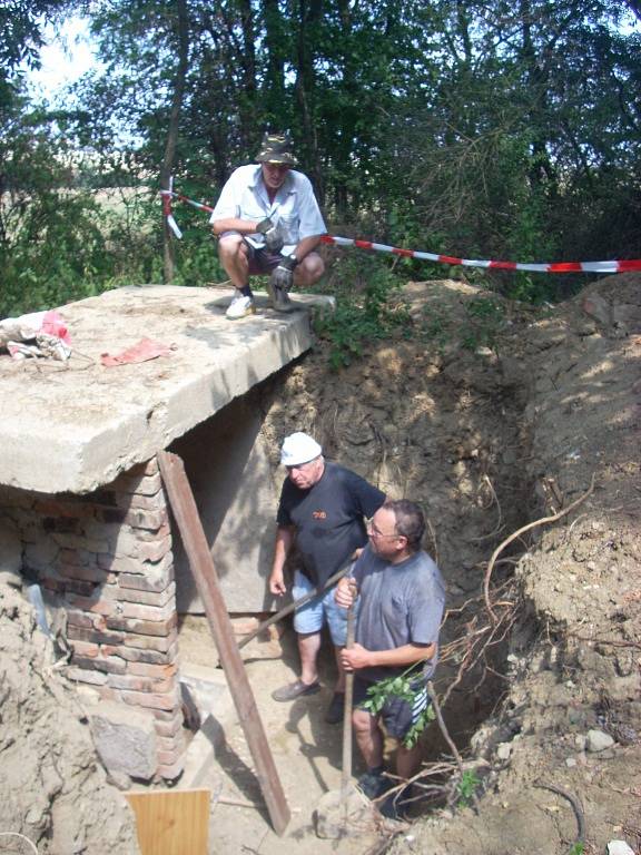 Vojenský bunkr opravili dobrovolníci. 