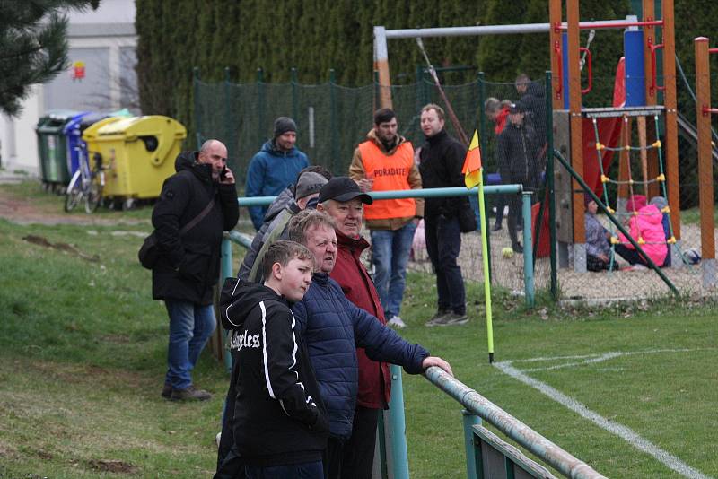 Fotbalisté Zlechova (červenočerné dresy) doma v derby podlehli sousedním Buchlovicím 1:3.