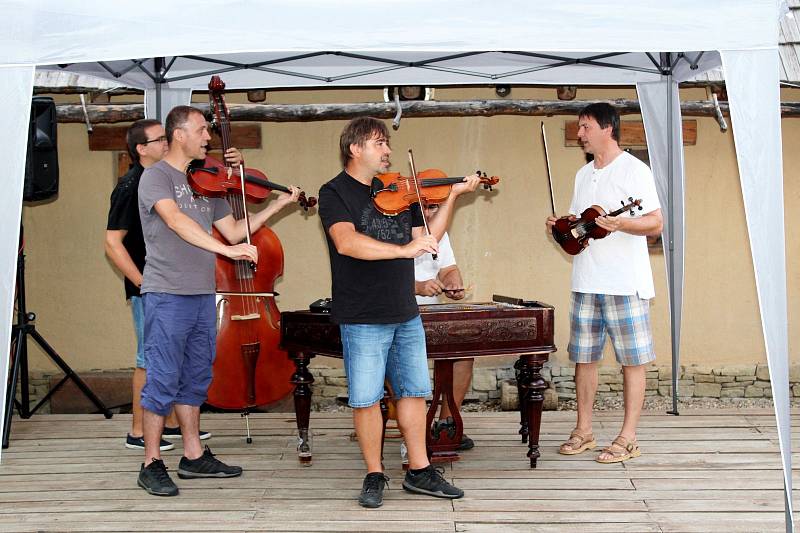 VE SKANZENU. Folk-folkový večer přinesl posluchačům ve slovanském opevněném hradisku pohodovou atmosféru.