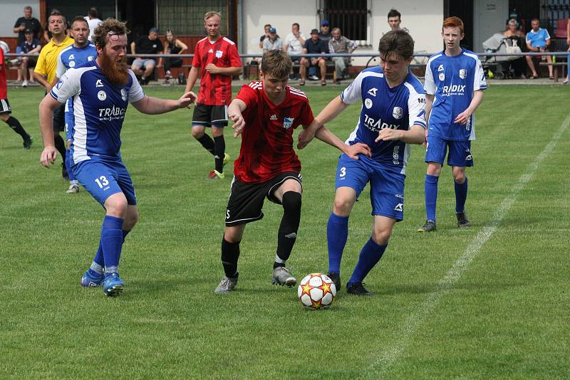 Fotbalisté Babic (červené dresy) ve 25. kole okresního přeboru Uherskohradišťska zdolali předposlední Březolupy 2:0.