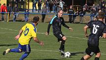 Fotbalisté Buchlovic (žlutomodré dresy) v posledním zápase podzimní části podlehli vedoucím Osvětimanům 1:2.