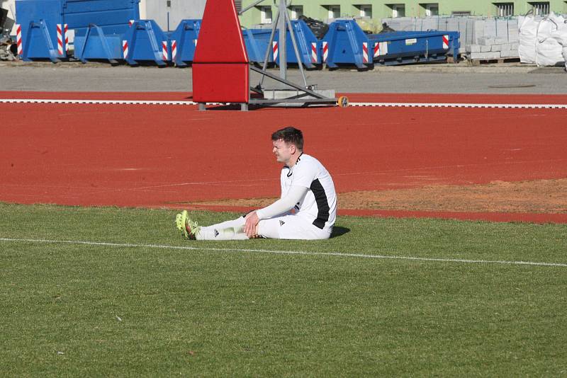 Fotbalisté Hluku (fosforové dresy) v dohrávce 10. kola krajské I. A třídy skupiny B deklasovali Bojkovice 8:1.