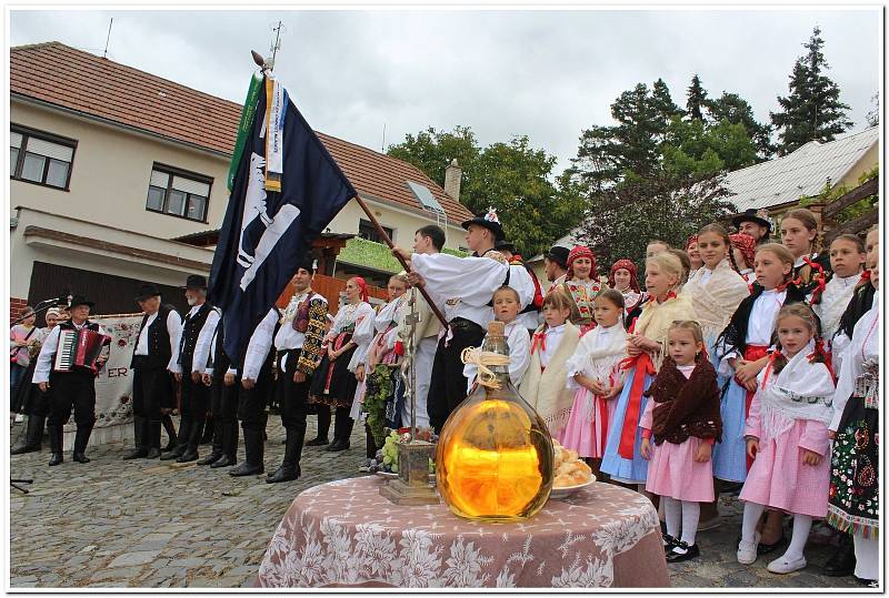 Hroznové bobule, víno, burčák, koláčky i kulturní program zaujaly na Modré milovníky vína i folkloru.