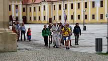 MORAVSKÁ COMPOSTELA. Z Velehradu se vydali v pátek po obědě věřící poutníci na 110 kilometrů dlouhou trasu přes Hostýn na Svatý Kopeček.