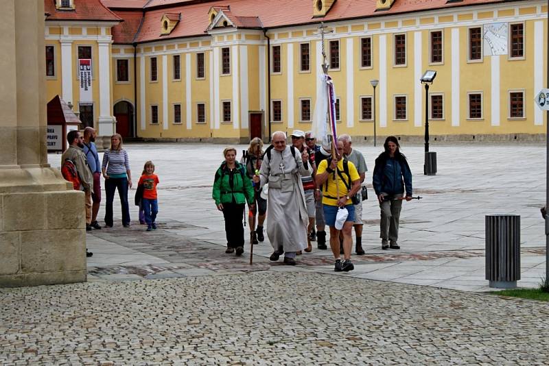 MORAVSKÁ COMPOSTELA. Z Velehradu se vydali v pátek po obědě věřící poutníci na 110 kilometrů dlouhou trasu přes Hostýn na Svatý Kopeček.