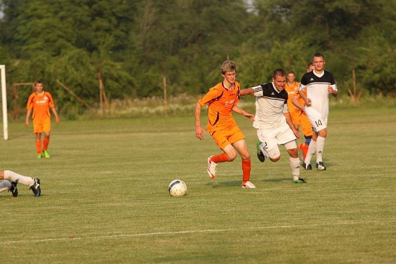 Předkolo poháru KFS. Ostrožská Lhota - Březolupy 2:0 (0:0) (Lhota v oranžovém). Druhý gól Lhoty dal Marek Kopeček. V souboji s Petrem Michálkem.