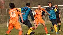 Fotbalisté Ostrožské Lhoty (v oranžových dresech) remizovali na úvod jara s Topolnou 2:2.