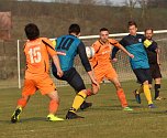 Fotbalisté Ostrožské Lhoty (v oranžových dresech) remizovali na úvod jara s Topolnou 2:2.