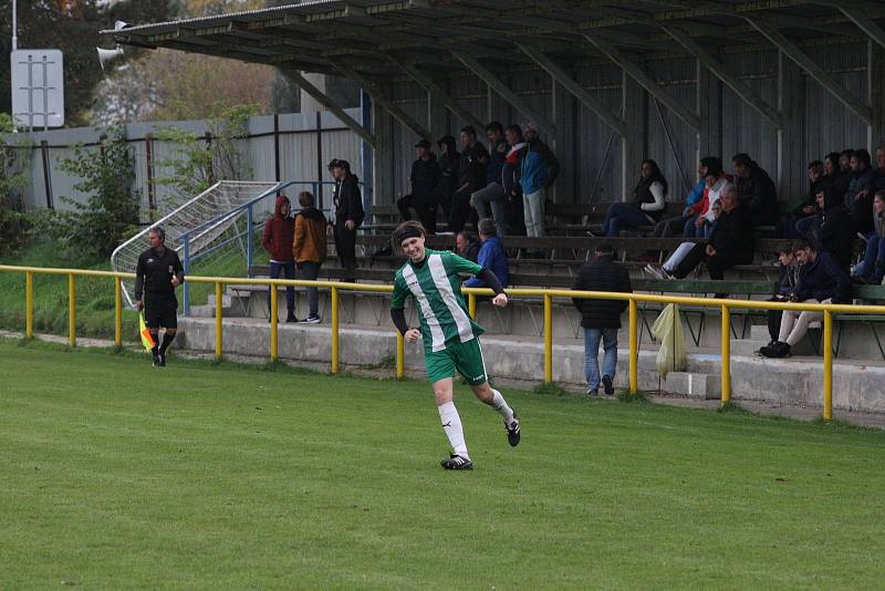 Fotbalisté Starého Města (žluté dresy) v 11. kole I. B třídy skupiny C deklasovali domácí Ostrožskou Novou Ves 8:1.