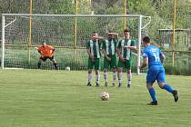 Fotbalisté Ostrožské Nové Vsi (zelenobílé dresy) ve 21. kole I. B třídy skupiny C podlehli Ořechovu 0:3.