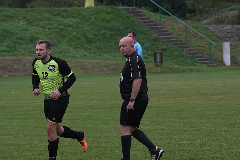 Fotbalisté Polešovic (světle modré dresy) v 10. kole krajské I. B třídy skupiny C zdolali doma na hody Lhotu 3:1.