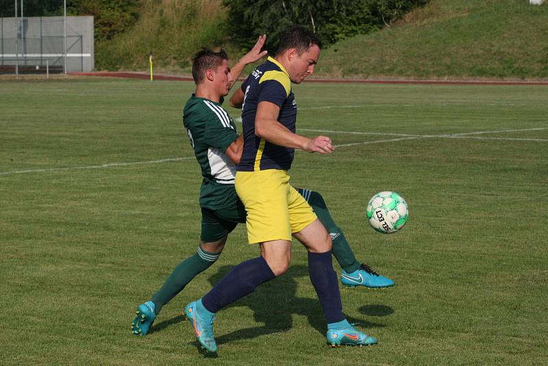 Fotbalisté Prakšic (modrožluté dresy) v I. kole krajského poháru Zlínska podlehli favorizované Nivnici 0:3.