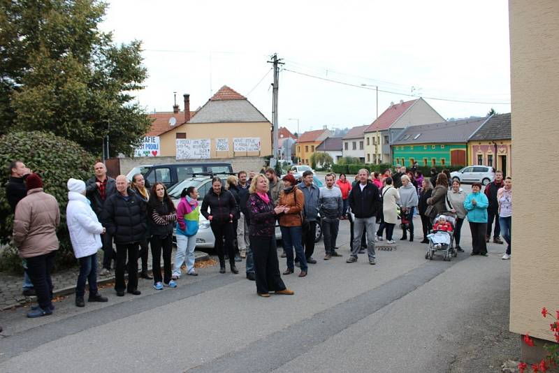 Na padesátka Podolanů se sešla před budovou obecního úřadu v Podolí, aby dala najevo svoji nespokojenost se zpochybňováním výsledků referenda. Zakročit přijela i policie ČR.