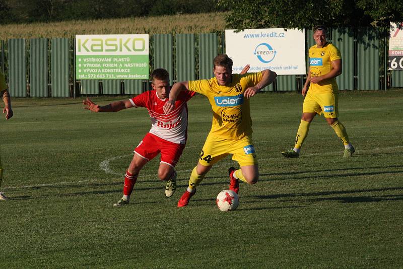 Fotbalisté Strání (žluté dresy) ve 2. kole krajského poháru zvítězili na hřišti sousedního Slavkova hladce 6:0.