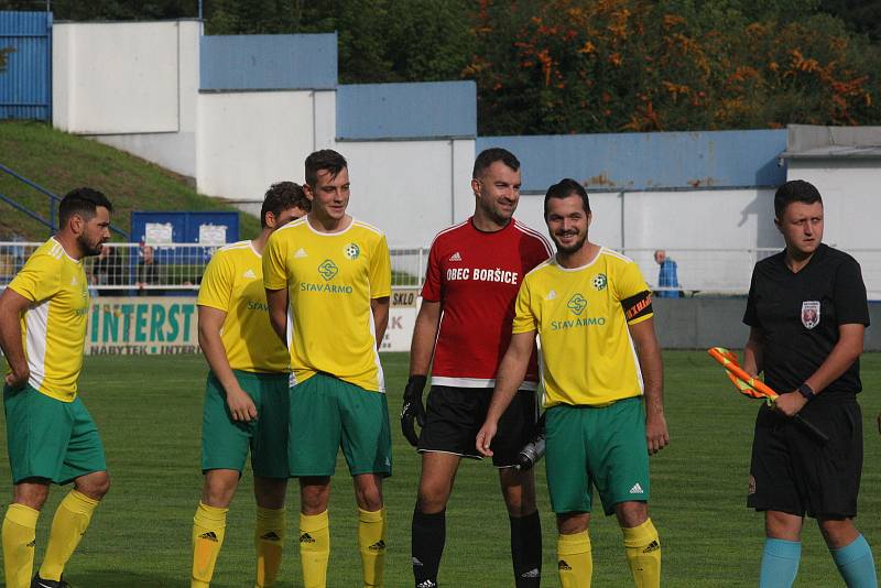 Fotbalisté Starého Města (modré dresy) ve čtvrtfinále Poháru Zlínského KFS zdolali Boršice na pokutové kopy. Dramatický duel sledovalo 550 diváků.