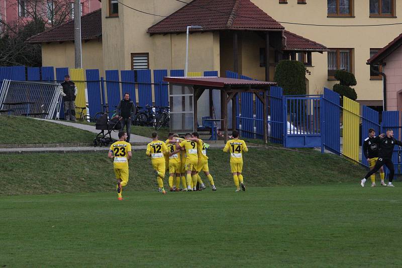 Fotbalisté Strání (žluté dresy) v sobotním souboji nejhorších týmů divize E doma prohráli s Holešovem 1:2.