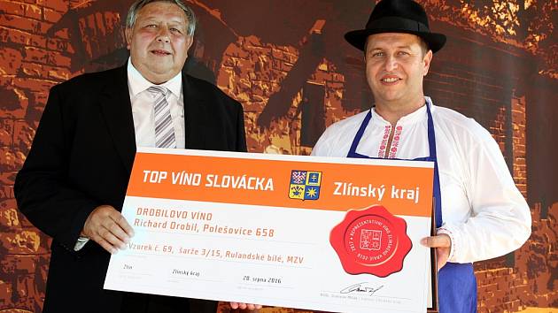 Slavnosti vína a vyhlášení IX. ročníku Top Víno Slovácka 2016 v Polešo­vicích. Na snímku vpravo Richard Drobil.