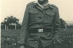 Dva roky strážil obří vysílače v Topolné. Dokonce se mu podařilo vylézt na jejich špici. Na snímku Vít Mynář v tehdejší vojenské uniformě.(1960-1962)
