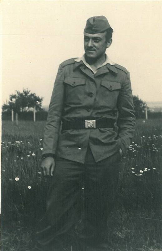 Dva roky strážil obří vysílače v Topolné. Dokonce se mu podařilo vylézt na jejich špici. Na snímku Vít Mynář v tehdejší vojenské uniformě.(1960-1962)