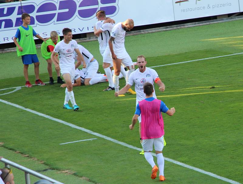 Fotbalisté Slovácka /v bílých dresech/ zvítězili ve 2. kole FORTUNA:LIGY nad Baníkem Ostrava 2:1