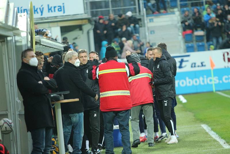 Fotbalisté Slovácko (bílé dresy) se v 15. kole FORTUNA:LIGY utkali s pražskou Spartu. Šlágr sledoval vyprodaný stadion.