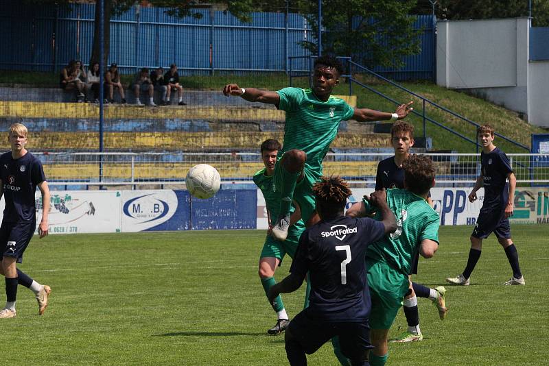 Starší dorostenci Slovácka (modré dresy) v úterní dohrávce 18. kola I. Celostátní ligy remizovali na Širůchu ve Starém Městě s Karvinou 1:1.