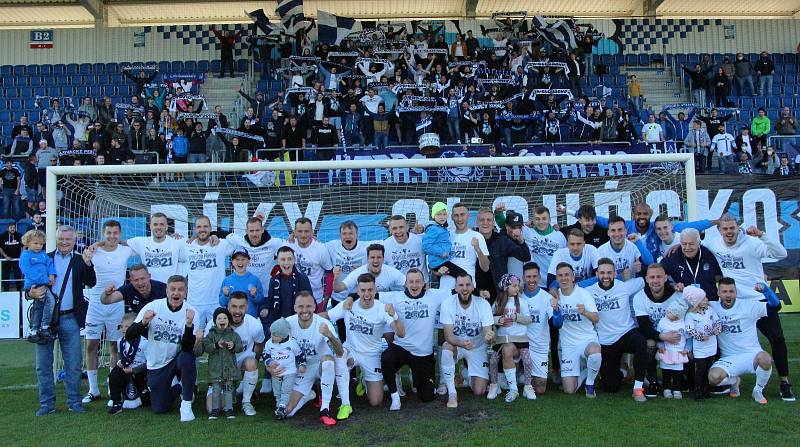 Fotbalisté Slovácka zakončili famózní sezonu výhrou nad Zlínem, triumf v derby si vychutnali i s fanoušky.