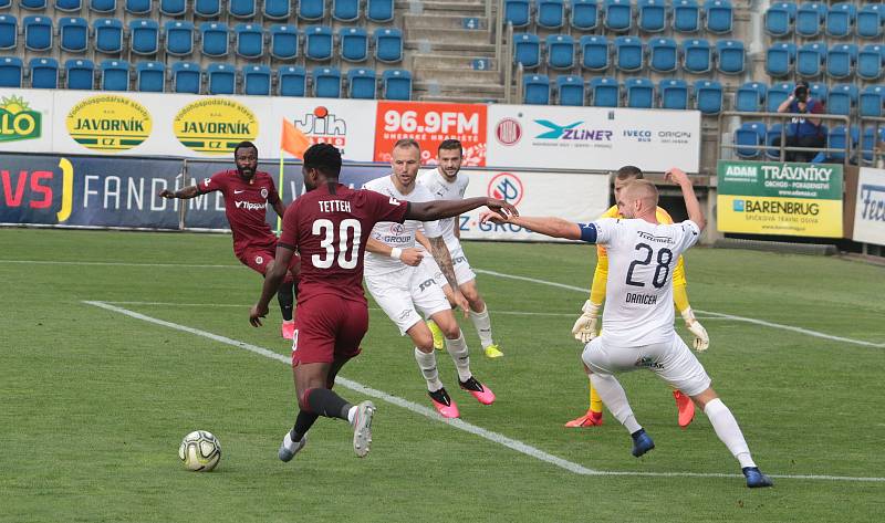 Fotbalisté Slovácka (v bílých dresech) v posledním zápase základní části FORTUNA:LIGY prohráli se Spartou 0:2