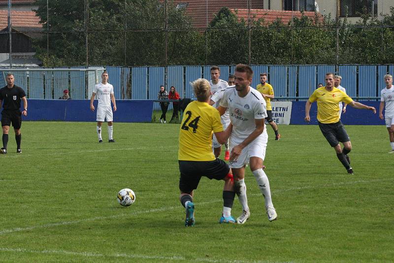 Fotbalisté Kroměříže (žluté dresy) remizovali v Kunovicích s domácím Slováckem B 3:3.