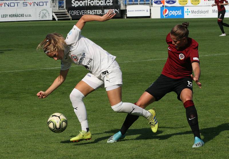 Fotbalistky Slovácka (v bílých dresech) ve šlágru 4. kola I. ligy žen podlehly pražské Spartě 1:3.