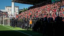 Finále českého fotbalového poháru MOL Cupu: 1. FC Slovácko - Sparta Praha, 18. května 2022 v Uherském Hradišti. Policie na hřišti během utkání.