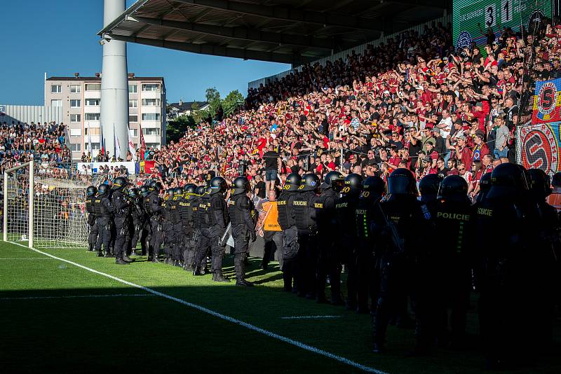 Finále českého fotbalového poháru MOL Cupu: 1. FC Slovácko - Sparta Praha, 18. května 2022 v Uherském Hradišti. Policie na hřišti během utkání.