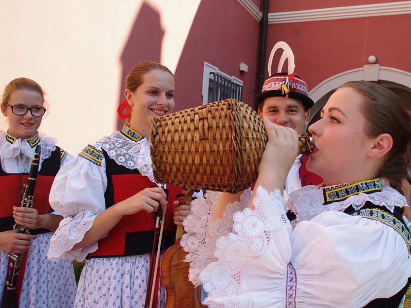 Mikroregion Bílé Karpaty na Slováckých slavnostech vína a otevřených památek na nádvoří Galerie Slováckého muzea v Uherském Hradišti.