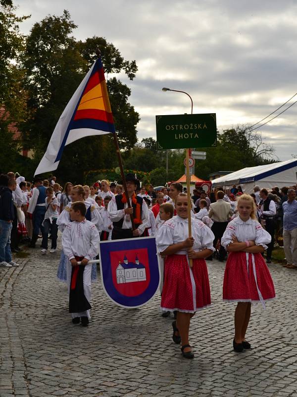 Krojovaný průvod obcí odstartoval ve Vinohradské ulici a cíl měl na Masarykově náměstí v Uherském Hradišti.