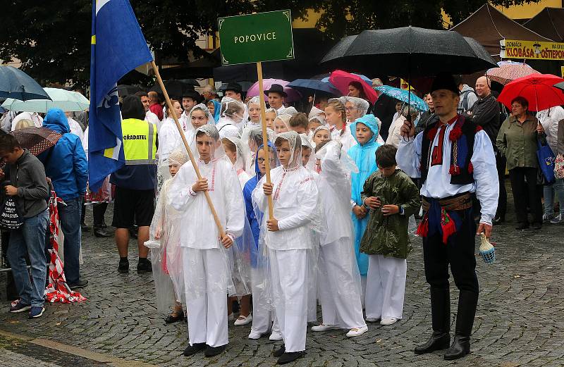 Tradičnímu defilé na Masarykově náměstí nepřálo počasí.