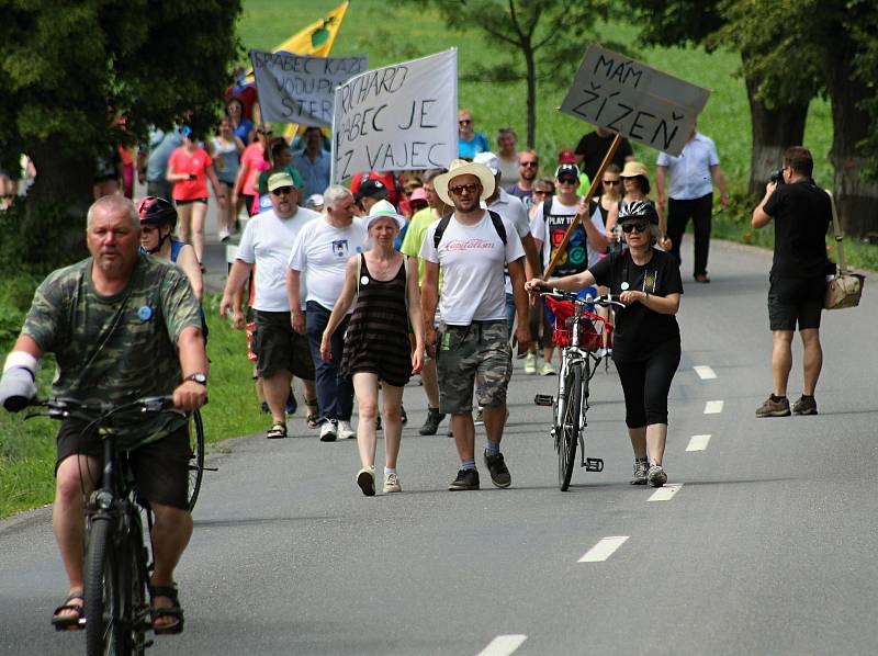 Protestní pochod na ochranu zdroje pitné vody u Uherského Ostrohu pořádaný spolkem Za vodu pro lidi, 13. června 2020