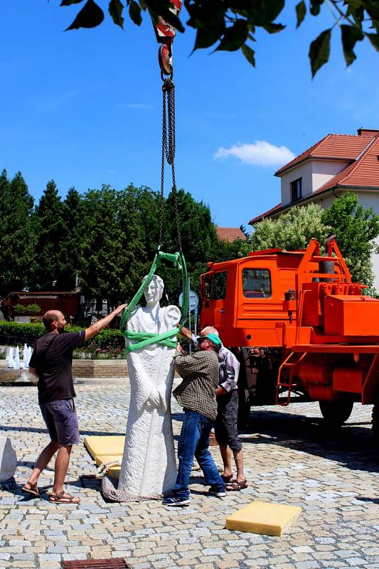 Zbrusu nové skulptury světců Cyrila a Metoděje vítají poutníky při vstupu do církevního areálu Velehradu.