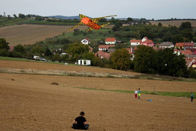 DRAČÍ SLET. V neděli odpoledne bylo počasí na draky. Kluci a holky z Modré a Velehradu si jich na drakiádu přinesli padesát.