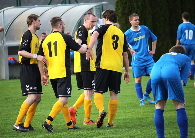 Fotbalisté Sušic hostili v okresním přeboru Bánov(v modrém). Utkání skončilo 4:1.