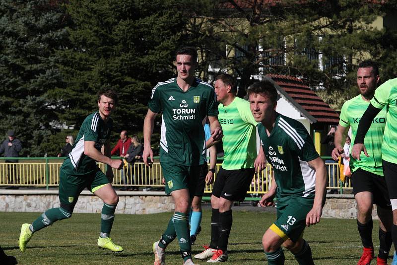 Derby fotbalistů Dolního Němčí (světle zelené dresy) s Nivnicí skončil v I. A třídě nerozhodně 2:2.