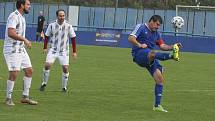 Fotbalisté Kunovic (modré dresy) v 11. kole krajské I. A třídy skupiny B i bez omluveného trenéra Chaloupky zdolali Těšnovice 2:1.