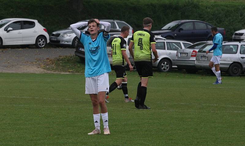 Fotbalisté Polešovic (světle modré dresy) v 10. kole krajské I. B třídy skupiny C zdolali doma na hody Lhotu 3:1.