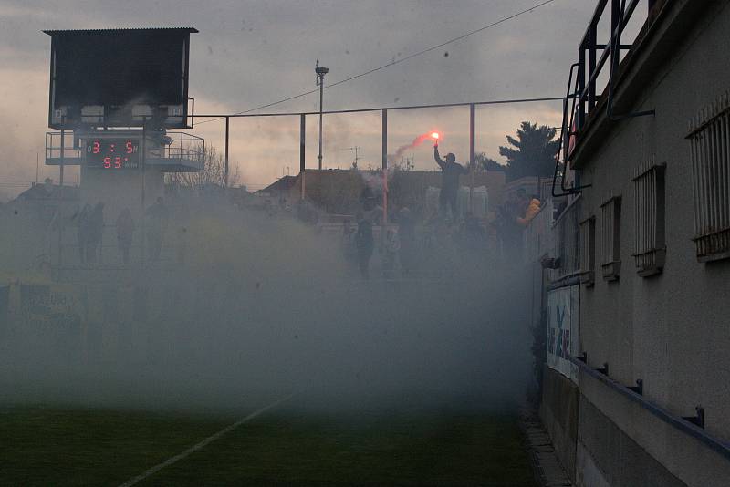 Fotbalisté Starého Města (žluté dresy) prohrály v semifinále Poháru Zlínského KFS s Morkovicemi 3:5.