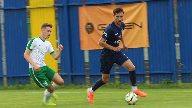 Fotbalisté Slovácka (v modrých dresech) porazili na hřišti ve Strání slovenskou Skalici 1:0.