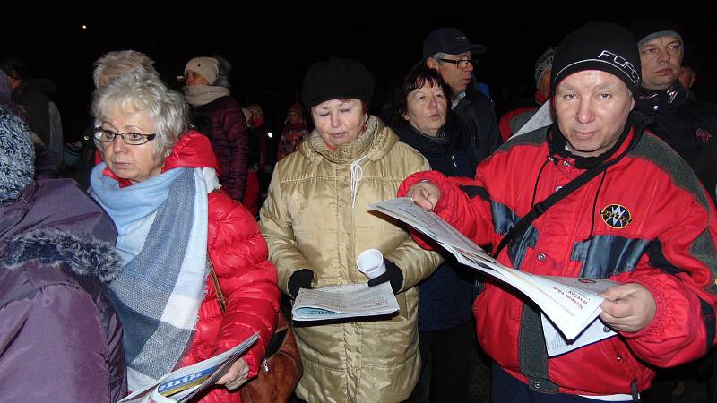 Ve Květné zpívali koledy na zahradě mateřské školy