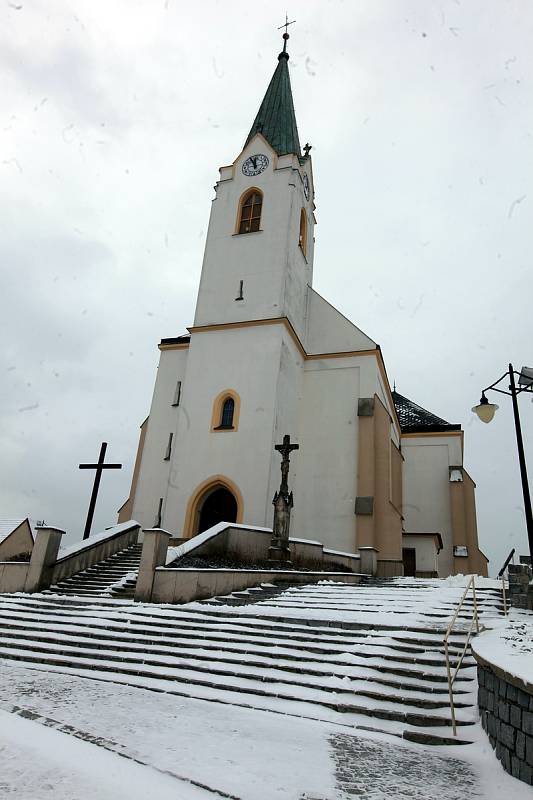 Strání je největší vesnicí Zlínského kraje. Kostel Povýšení sv. Kříže.